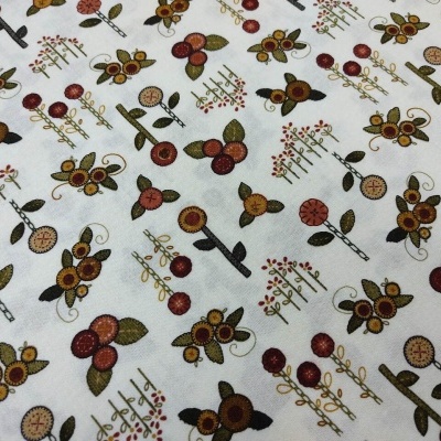 Tecido branco com padrão floral e geométrico em castanho, verde e vermelho