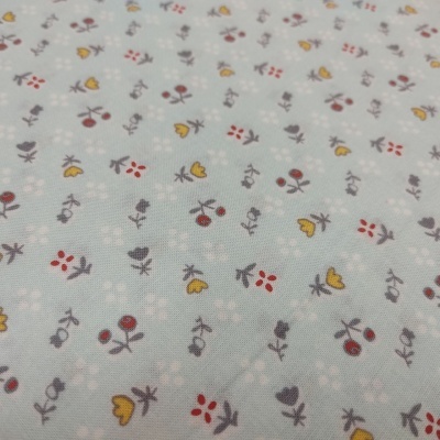 tecido azul claro com padrão floral colorido