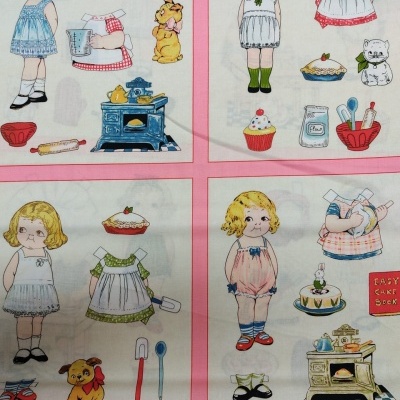 Pano de cozinha com padrão de bonecas de papel, acessórios e texto 'EASY CAKE BOOK'