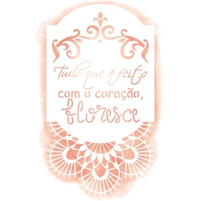 Placa decorativa branca com texto em caligrafia rosa e padrão de renda