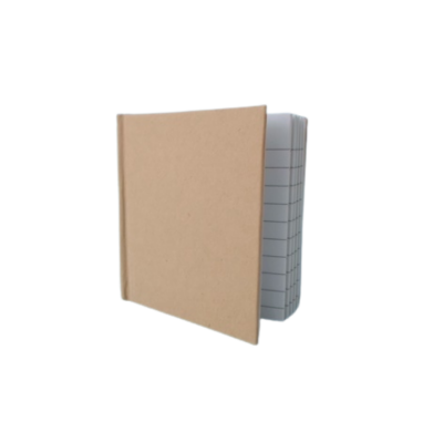 Caderno com capa castanha e folhas com linhas e quadrículas