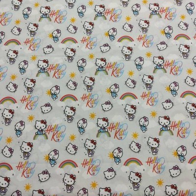 Tecido branco com padrão repetido da personagem Hello Kitty e arcos-íris.
