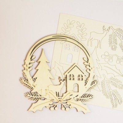 Decoração de Natal em madeira clara com formas de árvore, rena e casa