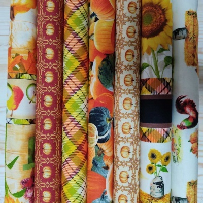 Tecidos decorativos com vários padrões coloridos e temas naturais