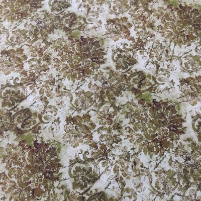 tecido branco com padrão floral verde e castanho