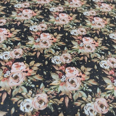 tecido com padrão floral em fundo preto e flores rosa e bege