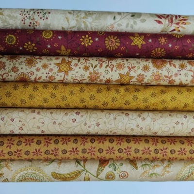 Panos de tecido coloridos com padrões florais empilhados
