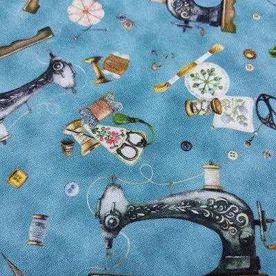 Tecido azul com padrão de máquinas de costura vintage e acessórios de costura