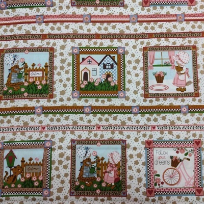 Tecido bege com quadrados ilustrados coloridos mostrando personagens e bicicleta rosa com texto