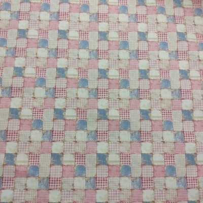tecido patchwork quadriculado com quadrados em azul, rosa, branco e bege
