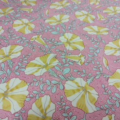 tecido floral rosa com flores amarelas e detalhes verdes