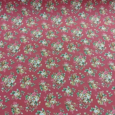 Tecido vermelho com padrão floral em branco, amarelo e verde