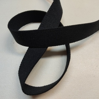 Fita preta de tecido trançado sobre superfície branca