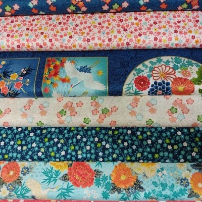 Oito rolos de tecido com padrões florais e motivos naturais coloridos