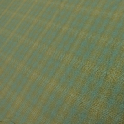 tecido quadriculado verde e bege com textura visível