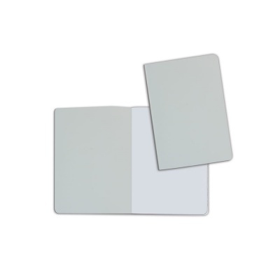 Dois cadernos cinza, um aberto e outro fechado