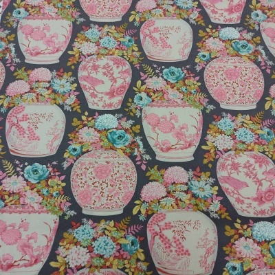 Pano tecido com padrão de jarros e flores em fundo cinzento-escuro