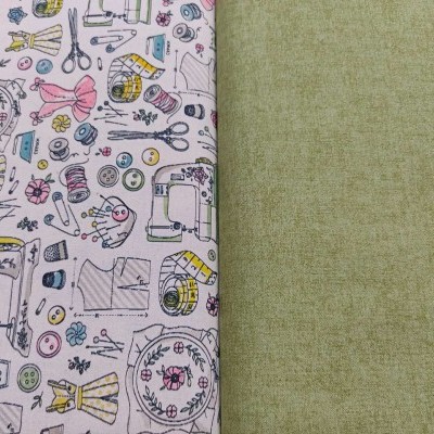 Tecidos lado a lado, um estampado com motivos de costura e outro verde sólido com textura.