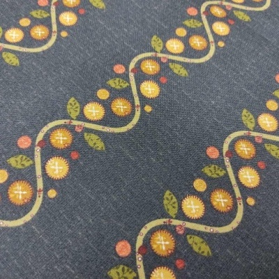 Tecido azul com padrão floral amarelo e laranja