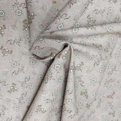 Tecido bege com padrão floral branco e verde