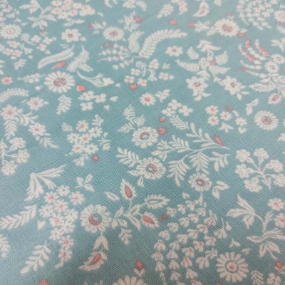 Tecido azul claro com padrão floral branco e rosa