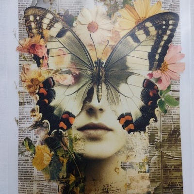 Desenho artístico com borboleta amarela e preta sobre o rosto de mulher rodeada por flores e recortes de jornal.