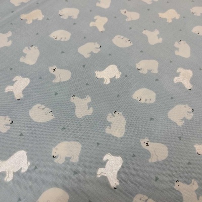 Tecido azul claro com padrão de ursos polares brancos
