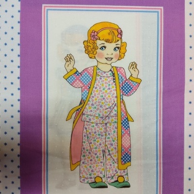 Pano com estampa de menina loira em pijama floral e bata xadrez em moldura lilás