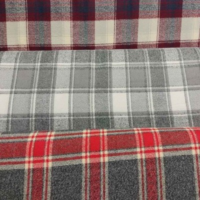 Tecidos com padrão xadrez em tons de vermelho, cinza e branco