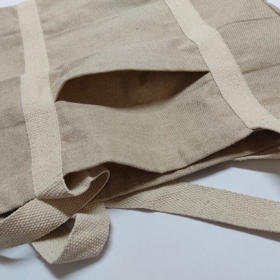 Saco de tecido bege claro com alças largas