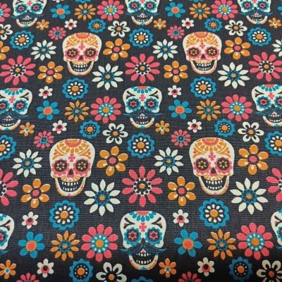 Tecido preto com estampa de caveiras coloridas e flores vibrantes.