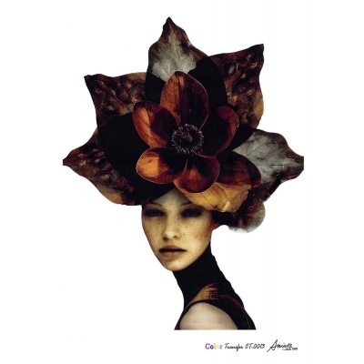 Mulher com acessório floral grande em tons de marrom e bege