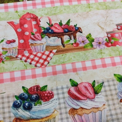 Tecido estampado com bule, cupcakes e frutas em padrão xadrez rosa e branco