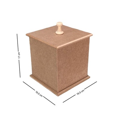 Caixa quadrada em madeira MDF castanho claro com tampa e pega em madeira clara