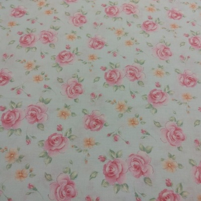 Tecido branco com padrão floral de rosas cor-de-rosa e pequenas flores laranja