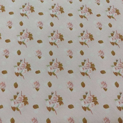 tecido branco com padrão de flores cor de rosa e folhas castanhas