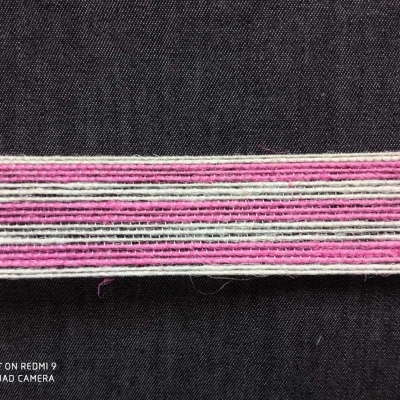 Fios coloridos enrolados sobre tecido preto