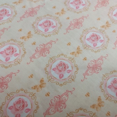 Tecido branco com estampado de rosas cor-de-rosa, molduras douradas e borboletas douradas