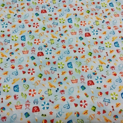 Tecido branco com padrão colorido de acessórios de verão e praia