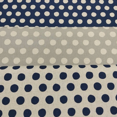 Três tecidos com padrão de bolinhas em diferentes cores