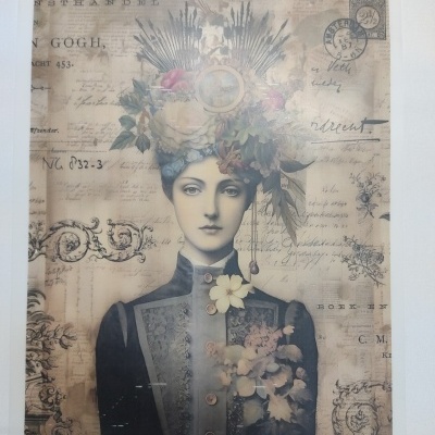 Imagem artística de mulher com chapéu florido e fundo vintage com texto manuscrito.