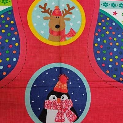 tecido vermelho com desenhos de rena e pinguim com roupa de frio natalícia