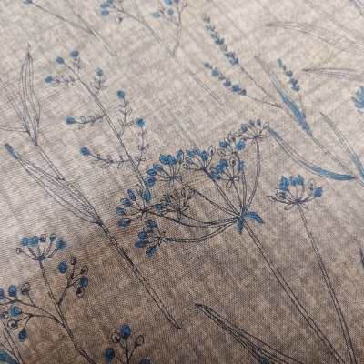 Tecido bege com padrão floral azul e preto