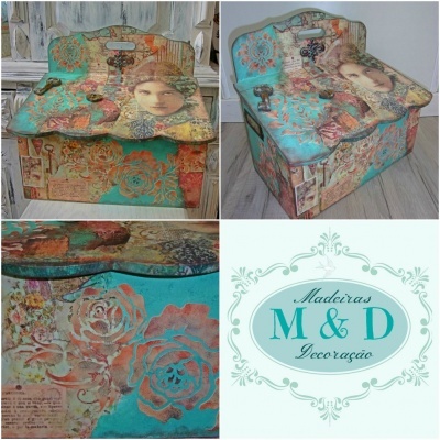 Banco de madeira decorado com almofada e padrão floral vintage em turquesa e laranja