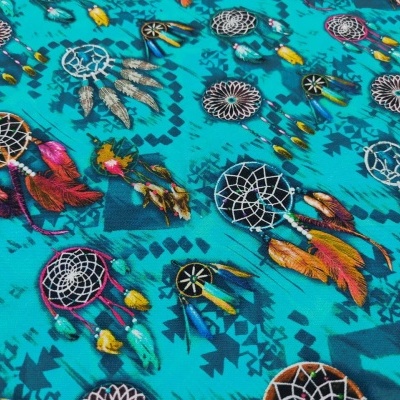 tecido azul turquesa com padrão de apanhadores de sonhos coloridos e penas