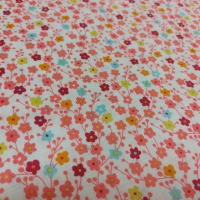 Tecido branco com padrão floral colorido pequeno