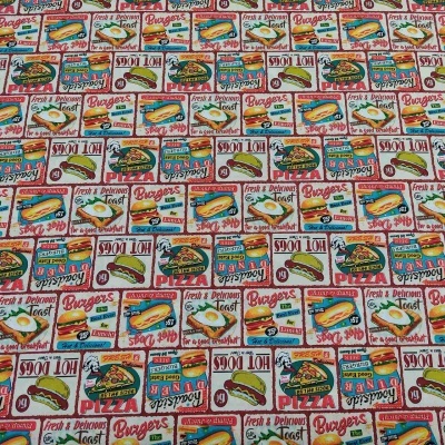 Tecido colorido com estampas de pizza, hambúrgueres e hot dogs com texto em inglês.