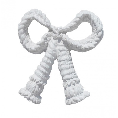 Laço decorativo branco trançado e matelassê em tecido texturizado