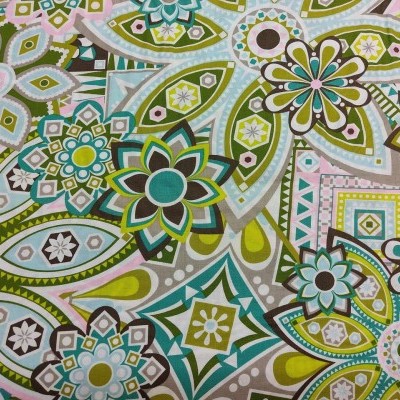 Tecido com padrão floral abstrato em tons verdes, azuis, brancos, rosa e castanho