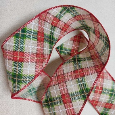 Fita decorativa quadriculada vermelha, verde e branca com bordas vermelhas